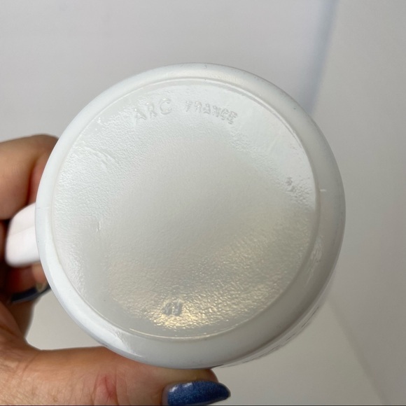 ARC France Luminarc Hickety Pickerty Hen Pair of Mugs Milk Glass - Picture 12 of 16